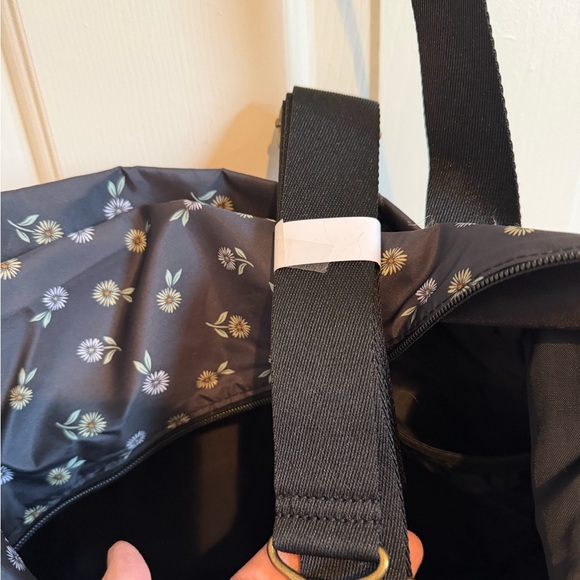 NWT Thirty One deluxe travel tote. Black w daisy print. Laptop pocket. - Picture 8 of 10